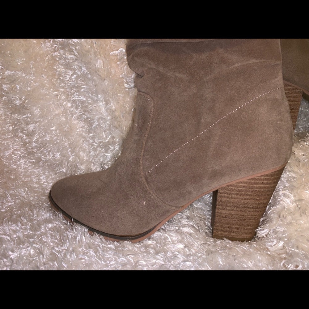 Women’s Universal Thread heeled boots - Picture 2 of 6